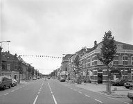 51678 Gezicht in de Amsterdamsestraatweg te Utrecht uit het noordwesten, met links de hoek met de Leliestraat en rechts ...